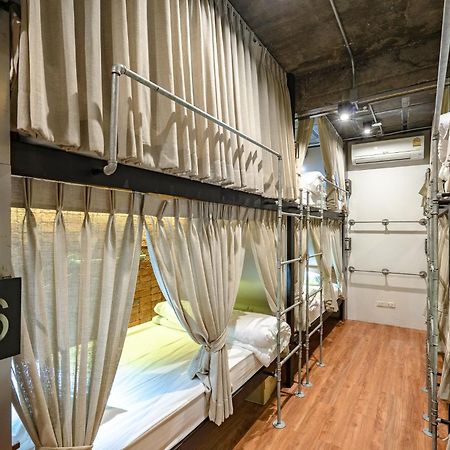 Siam Plug In Hostel Bangkok Exterior photo