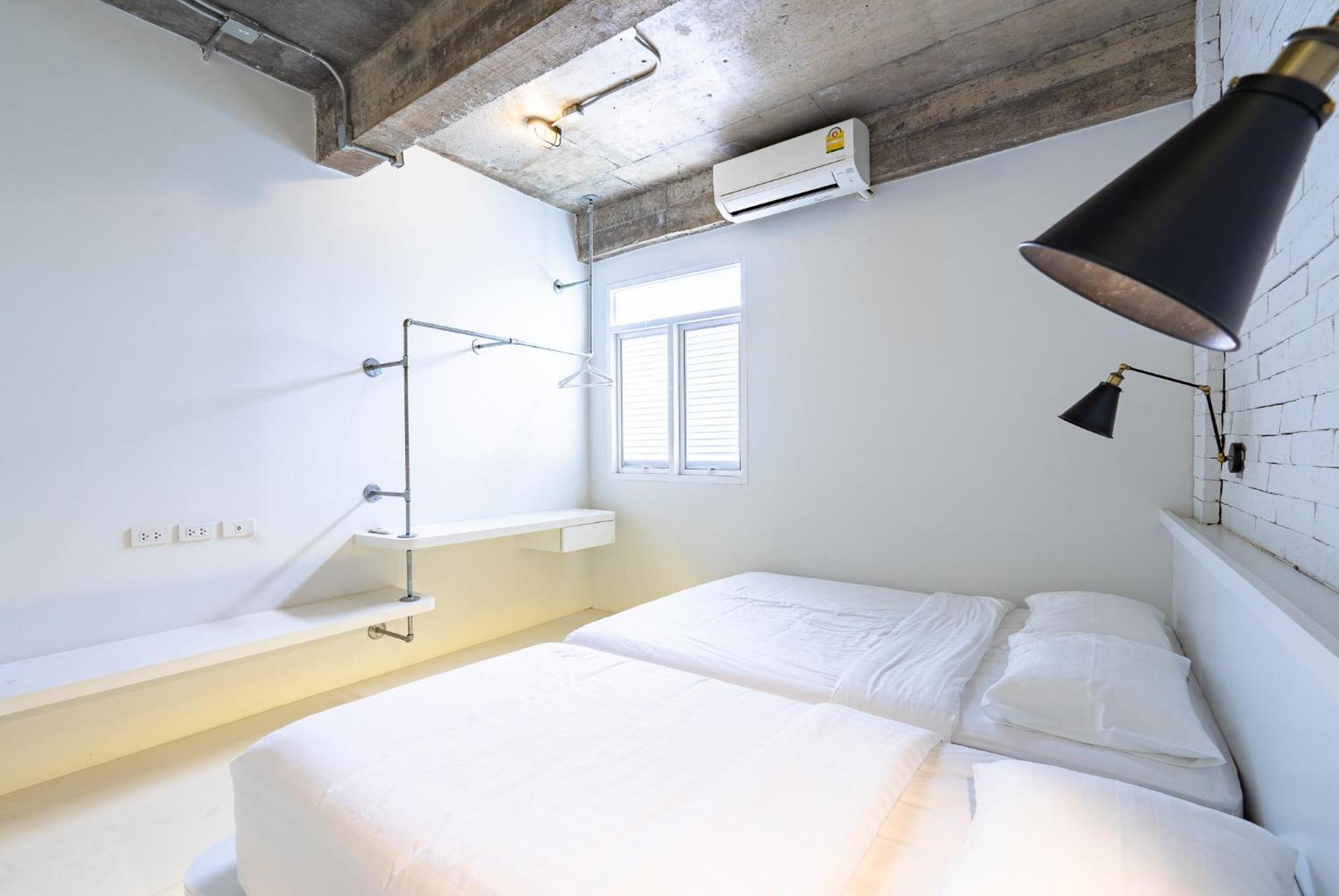 Siam Plug In Hostel Bangkok Exterior photo
