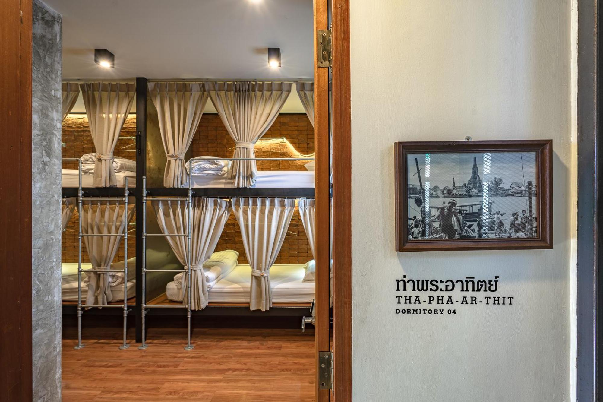 Siam Plug In Hostel Bangkok Exterior photo