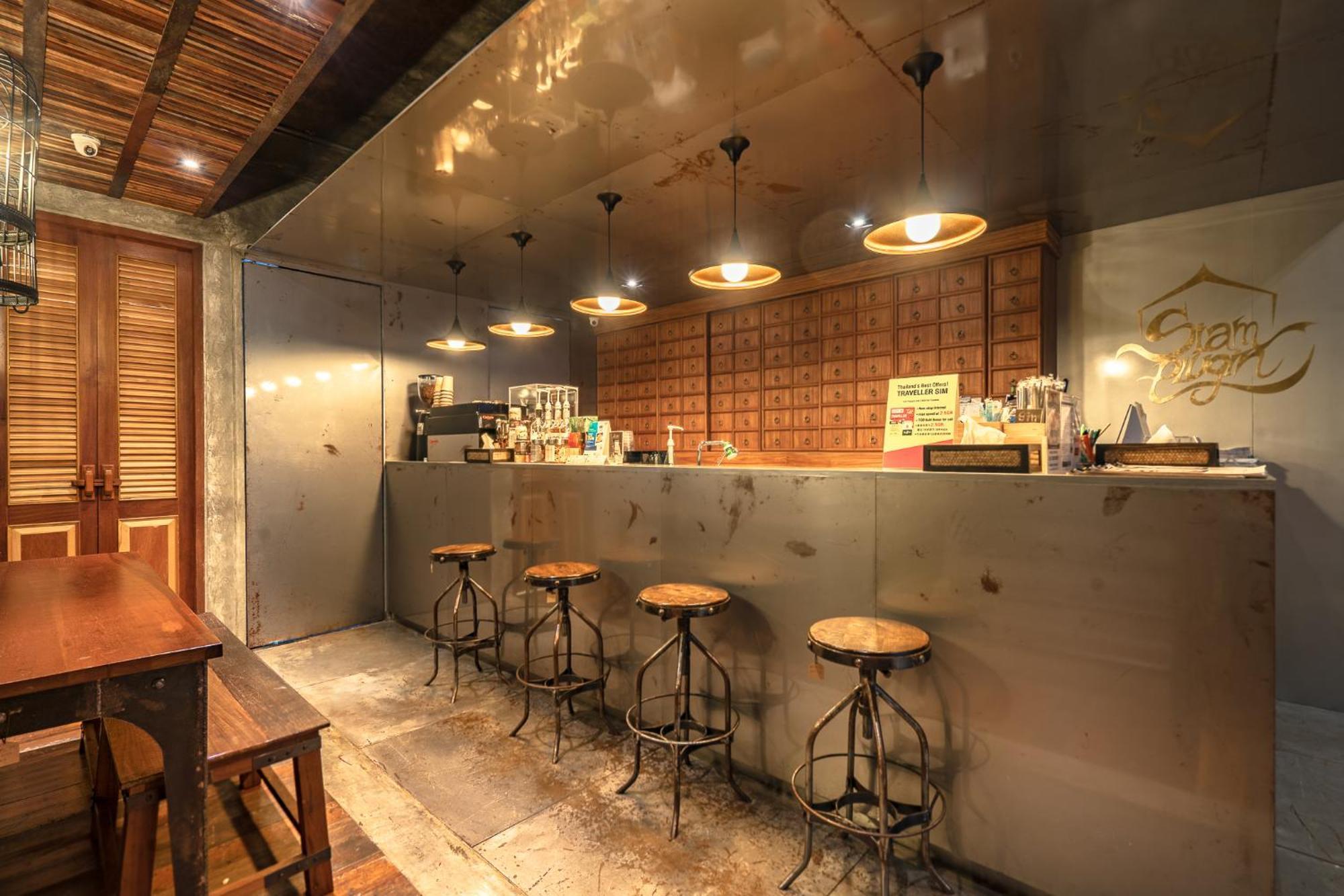Siam Plug In Hostel Bangkok Exterior photo