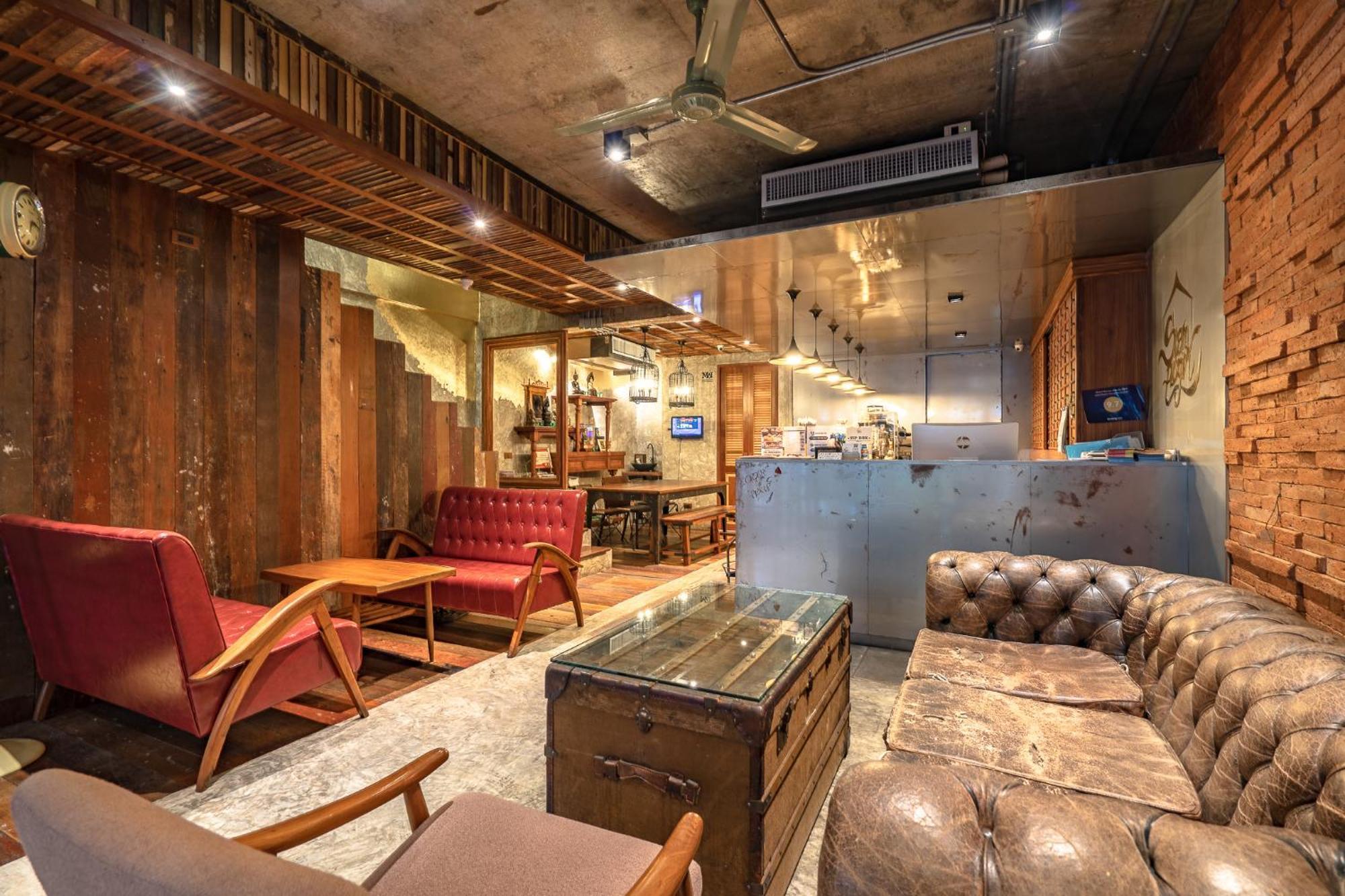 Siam Plug In Hostel Bangkok Exterior photo