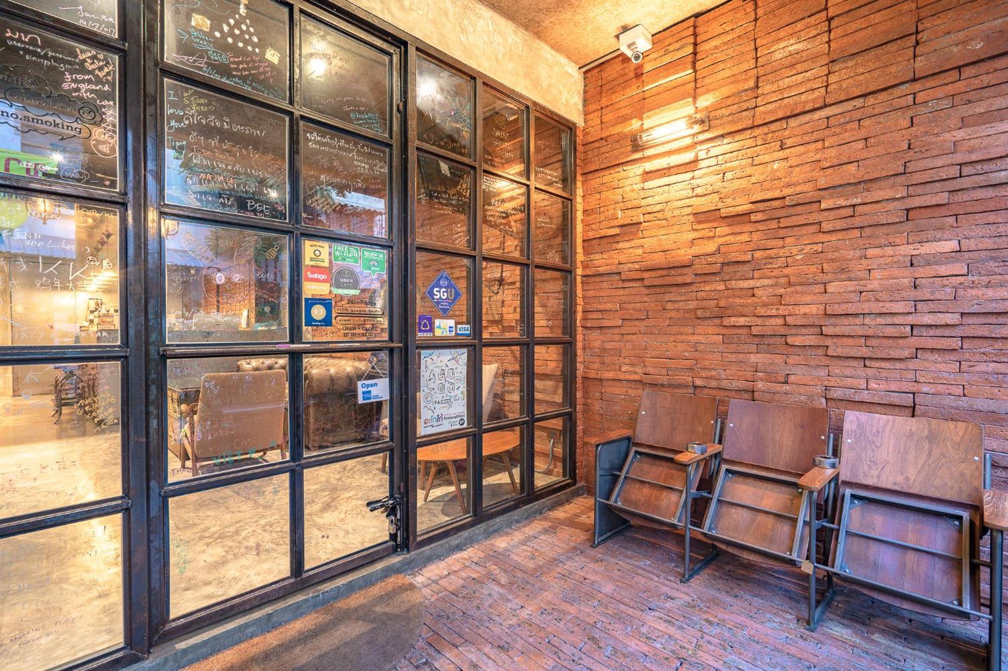 Siam Plug In Hostel Bangkok Exterior photo