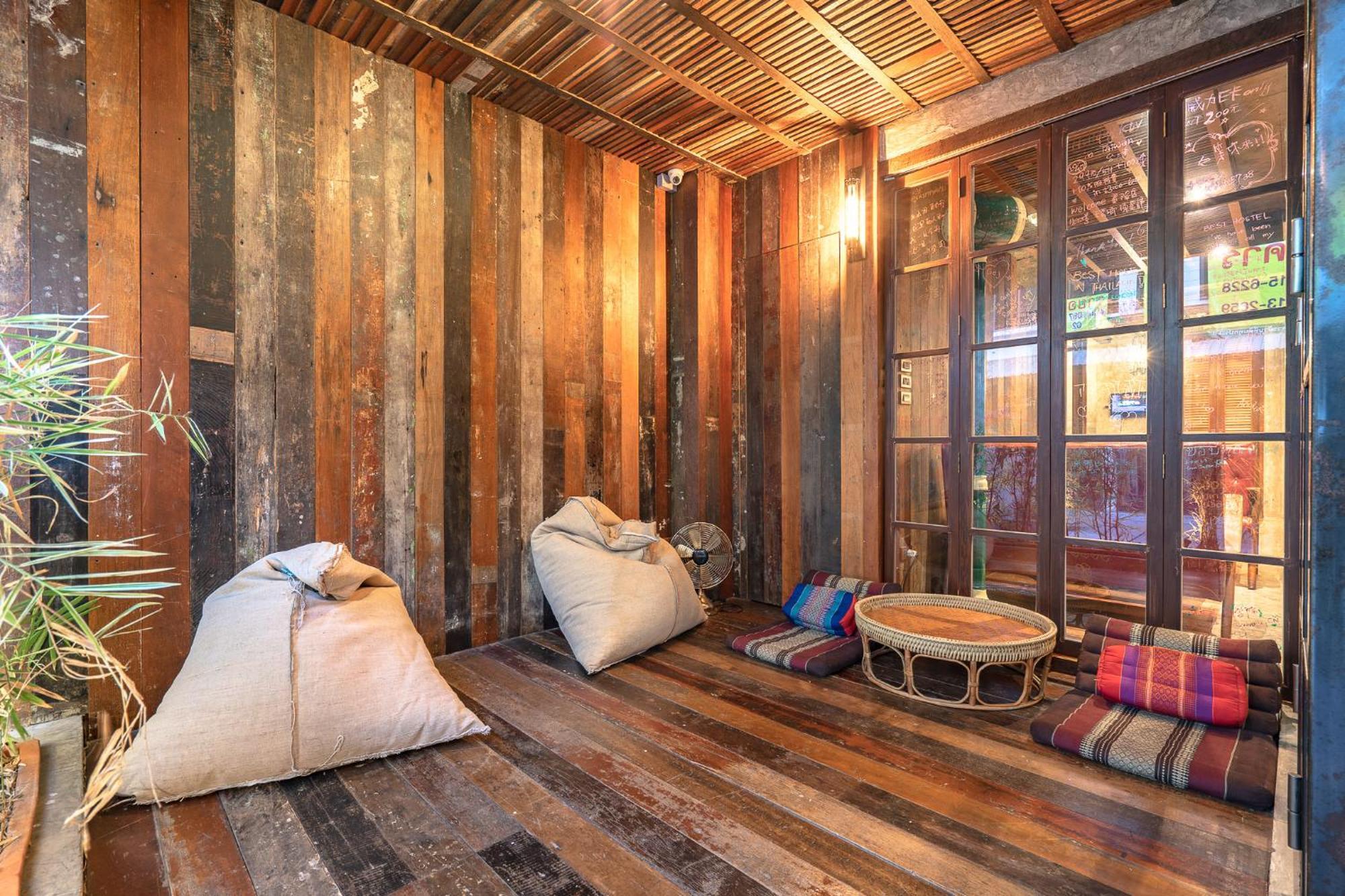Siam Plug In Hostel Bangkok Exterior photo