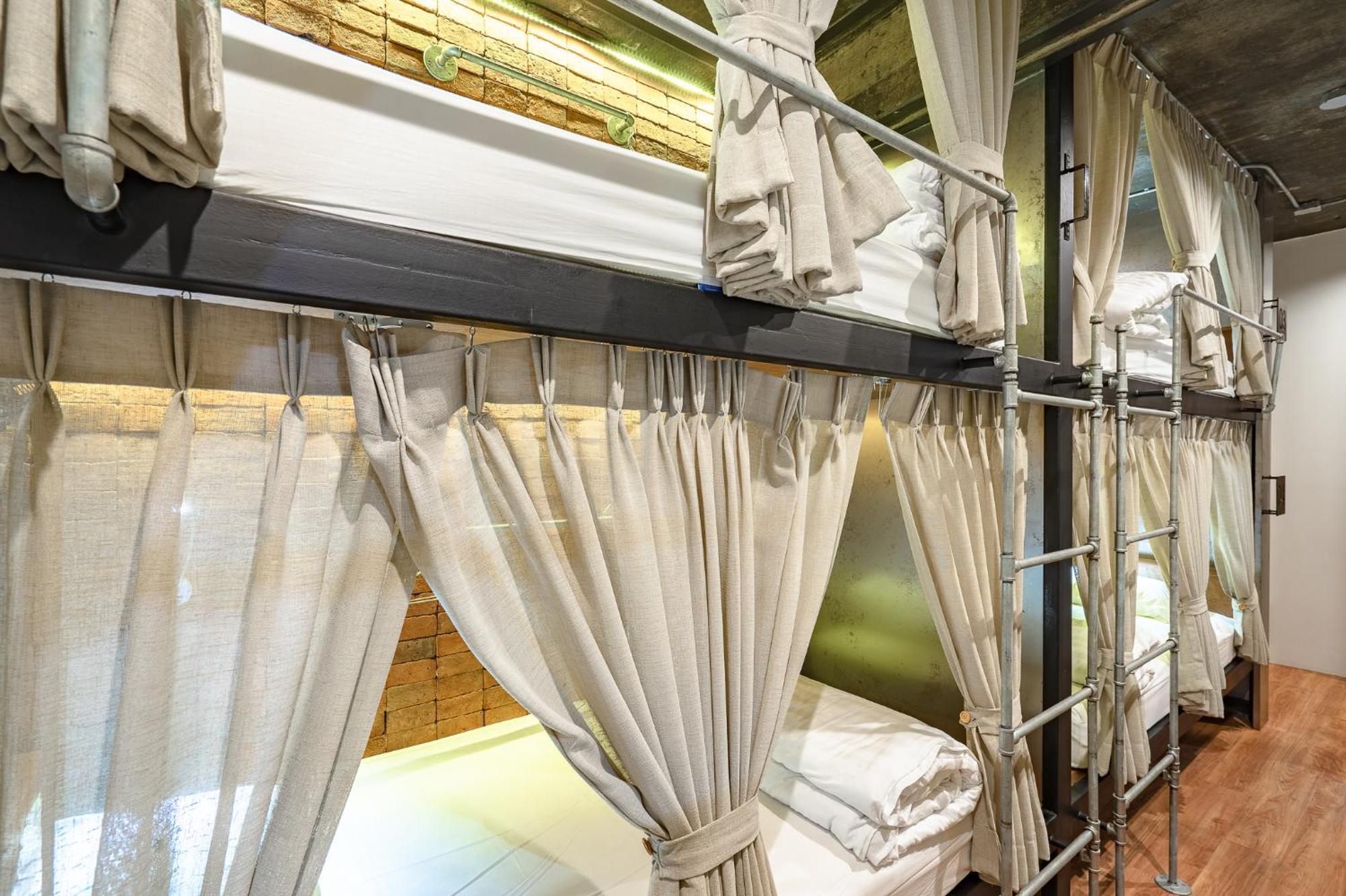 Siam Plug In Hostel Bangkok Exterior photo