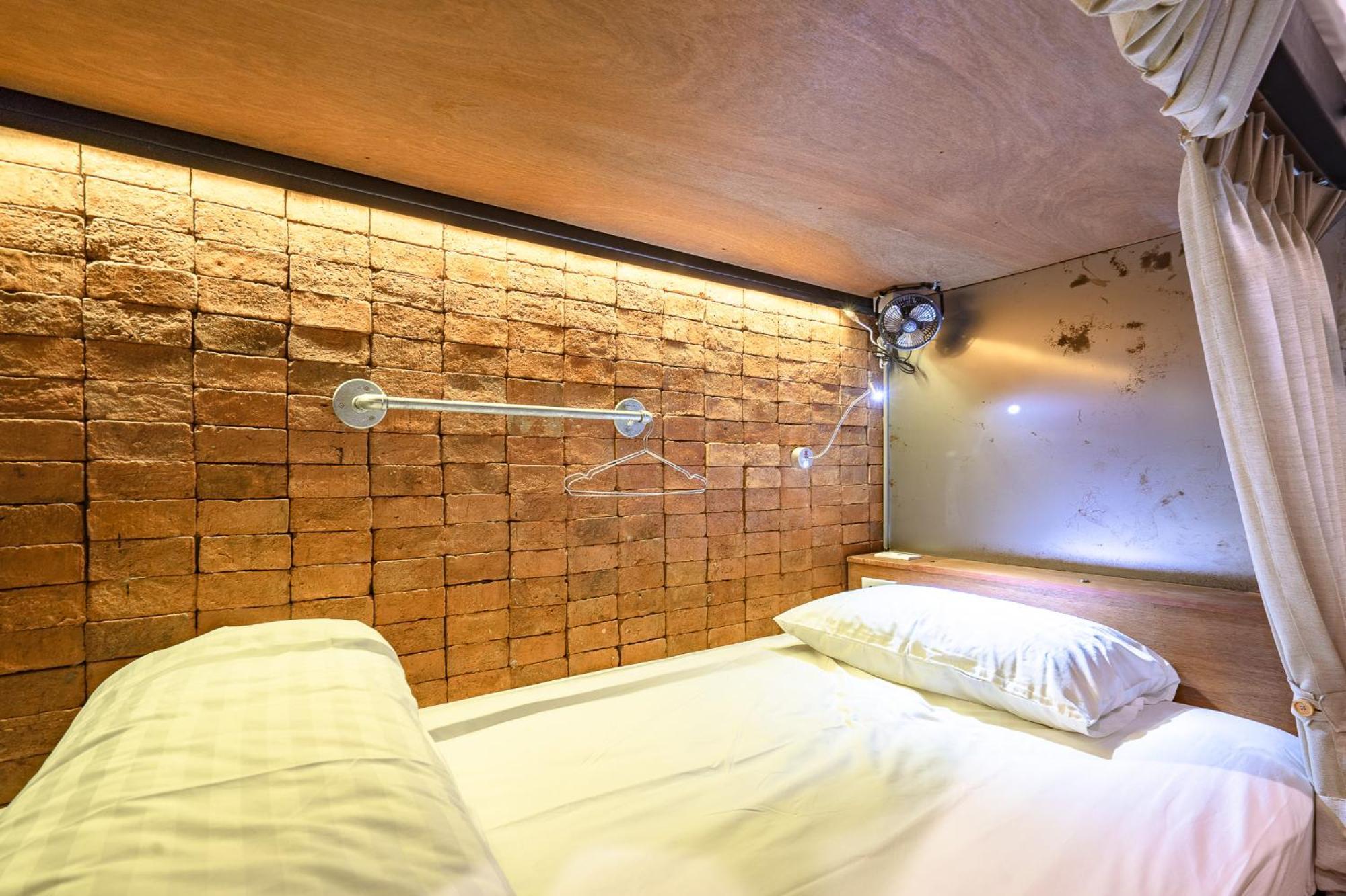 Siam Plug In Hostel Bangkok Exterior photo