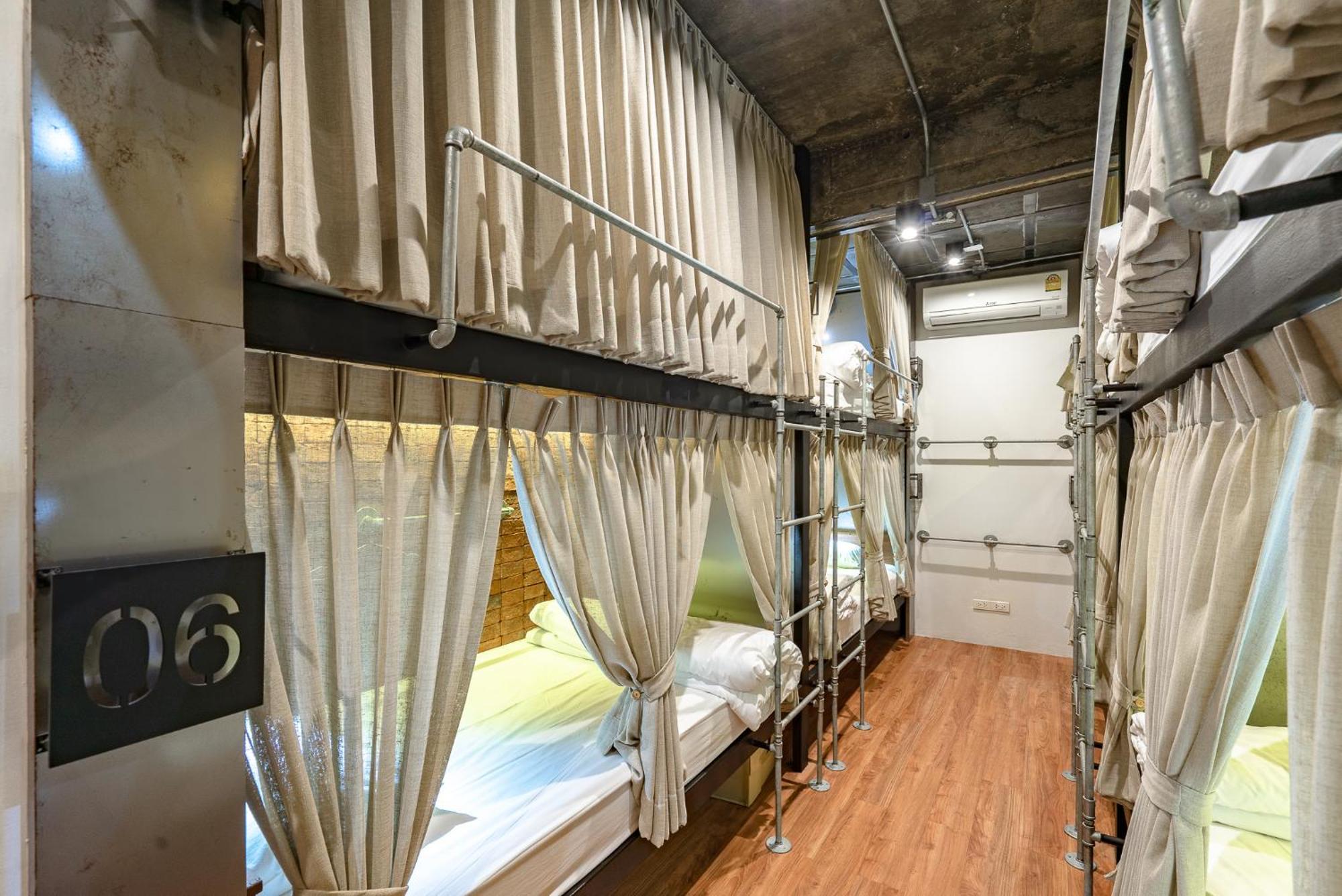 Siam Plug In Hostel Bangkok Exterior photo