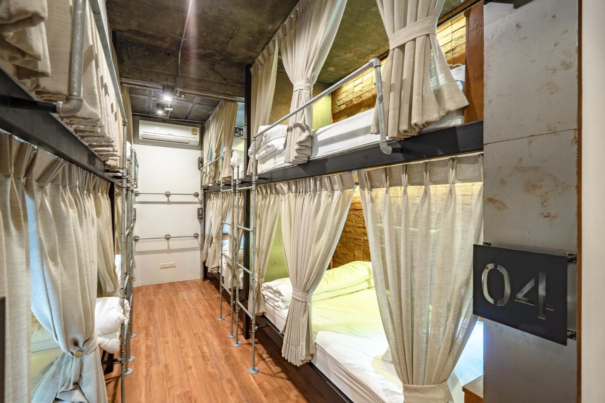 Siam Plug In Hostel Bangkok Exterior photo