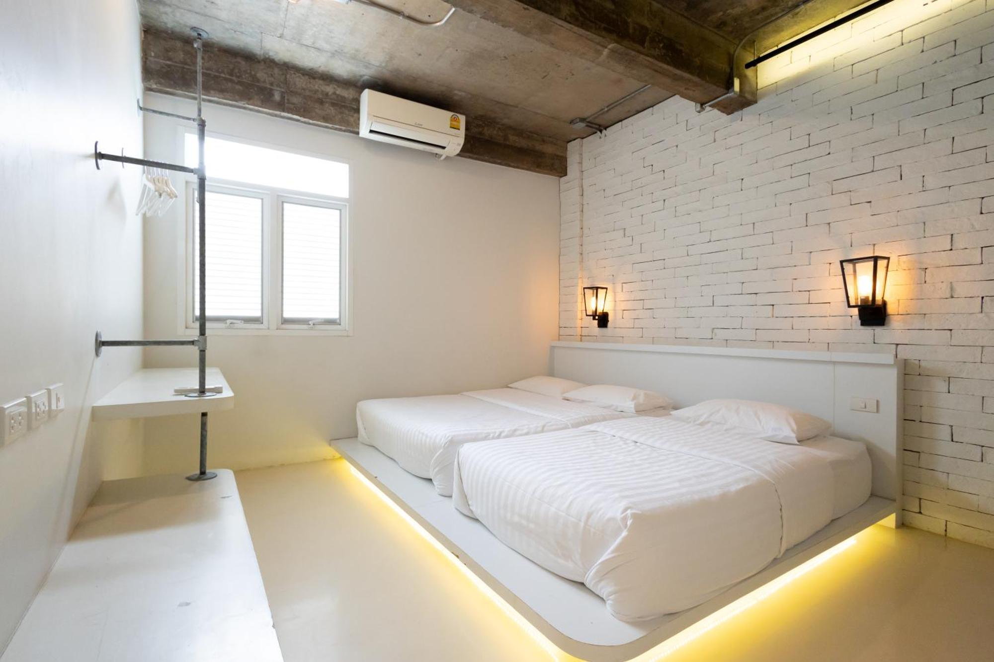 Siam Plug In Hostel Bangkok Exterior photo