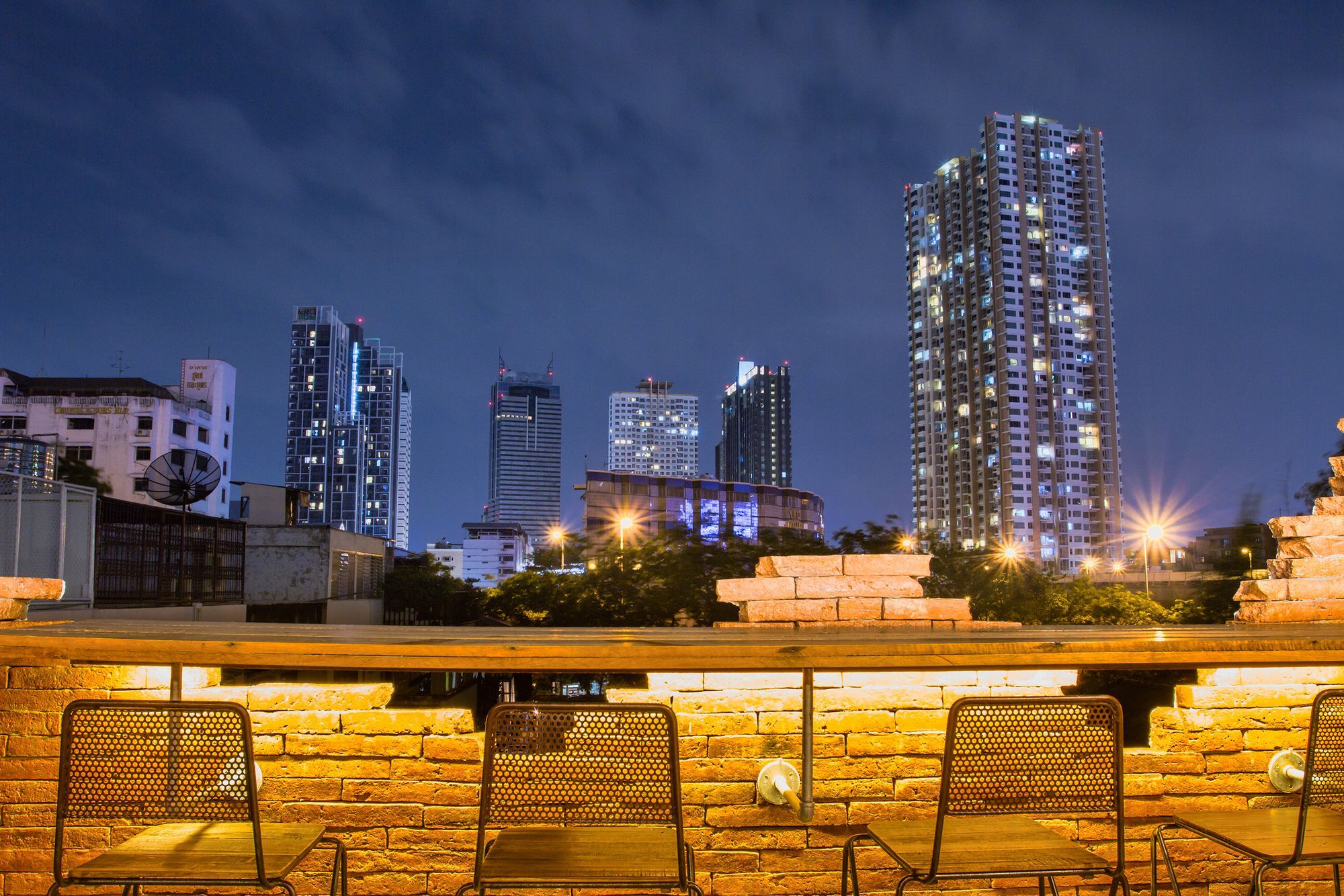 Siam Plug In Hostel Bangkok Exterior photo