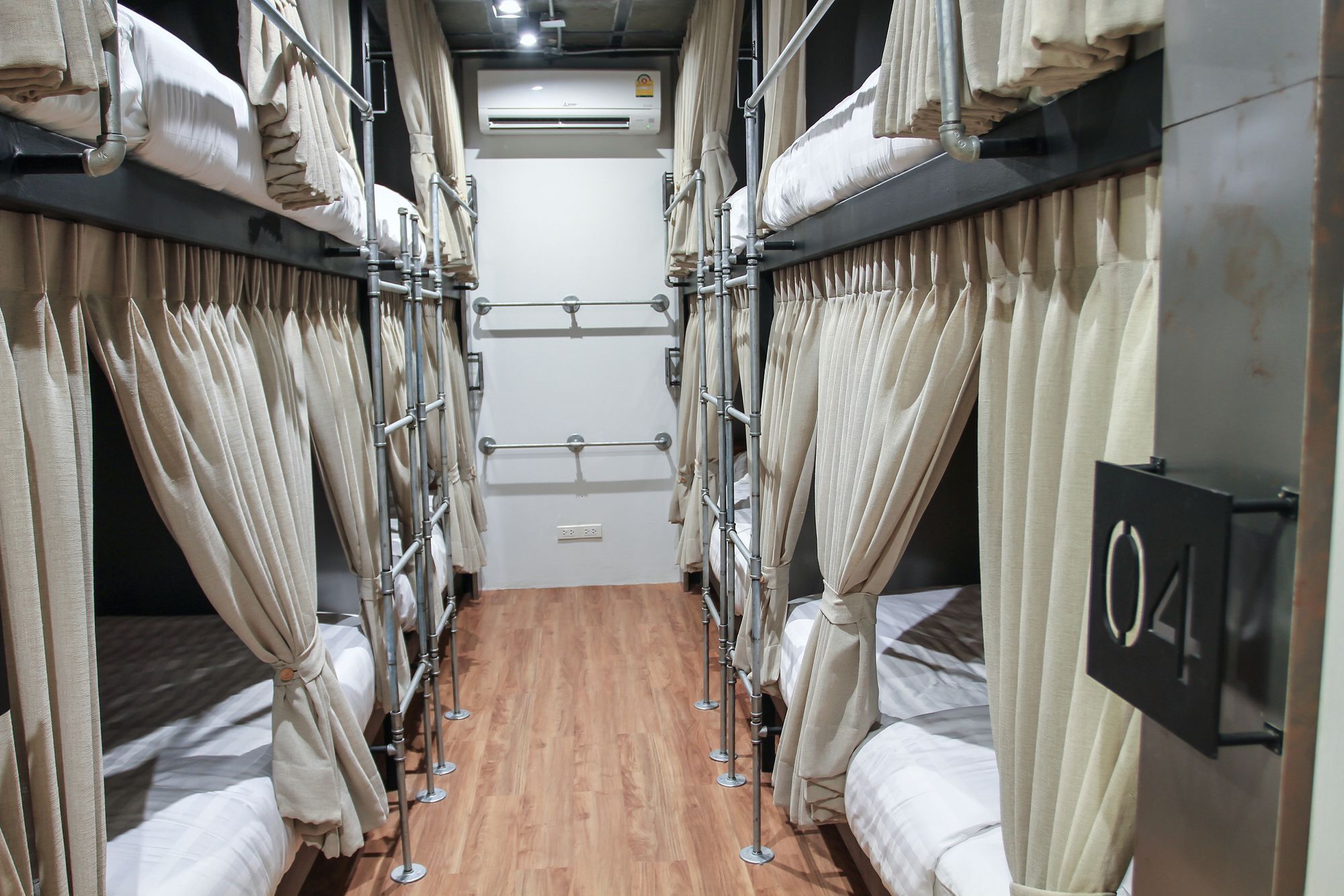 Siam Plug In Hostel Bangkok Exterior photo